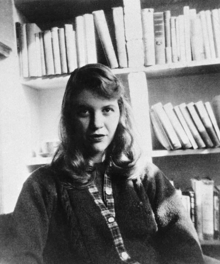 Officinapoesia Nuovi Argomenti - Sylvia Plath, La campana di vetro Vidi la  mia vita diramarsi davanti a me come il verde albero di fico del racconto.  Dalla punta di ciascun ramo occhieggiava